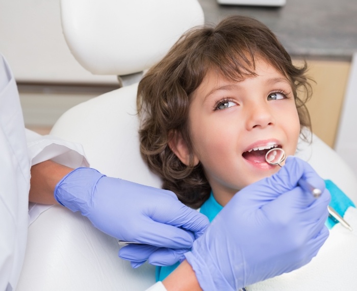 Child receiving emergency dentistry treatment